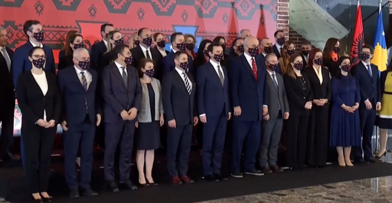 Mbyllet me foto të përbashkët takimi mes dy qeverive Shqipëri – Kosovë,  Kurti mesazh të fundit: Rezultatet t'i japim pa vonesa! – Fieri Web